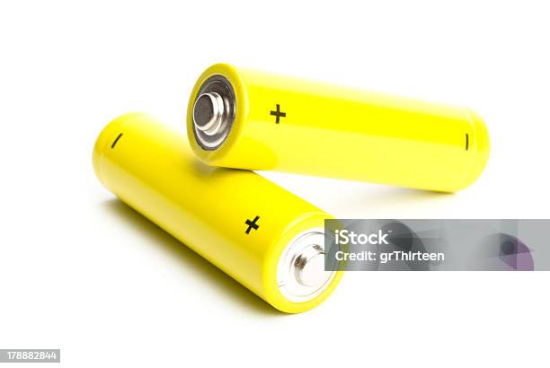 Amarillo Baterías Alcalinas Aislado Sobre Fondo Blanco Foto de stock y más banco de imágenes de Alcalino