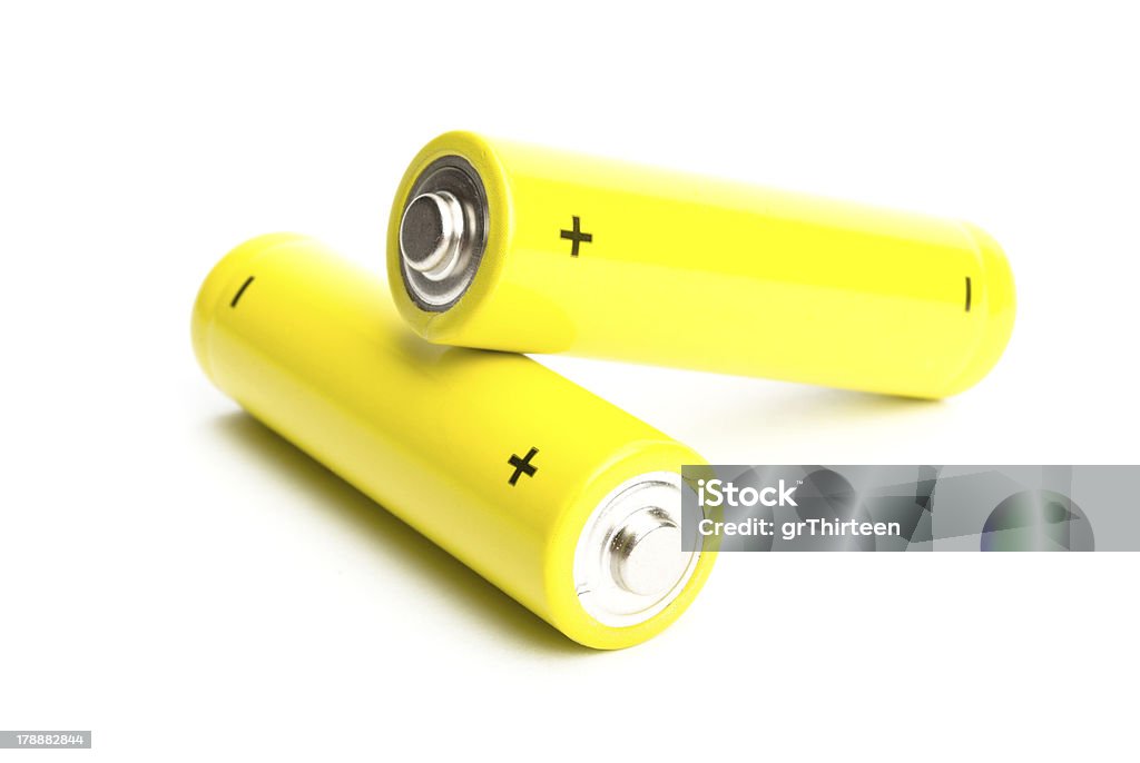 Batterie alcaline giallo isolato su sfondo bianco - Foto stock royalty-free di Alcalino
