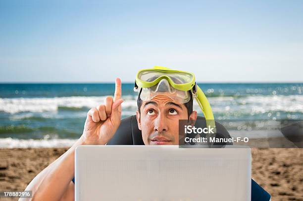 Tomar Um Olhar Para Cima Na Praia - Fotografias de stock e mais imagens de Computador Portátil - Computador Portátil, Mergulho Autónomo, Acaso