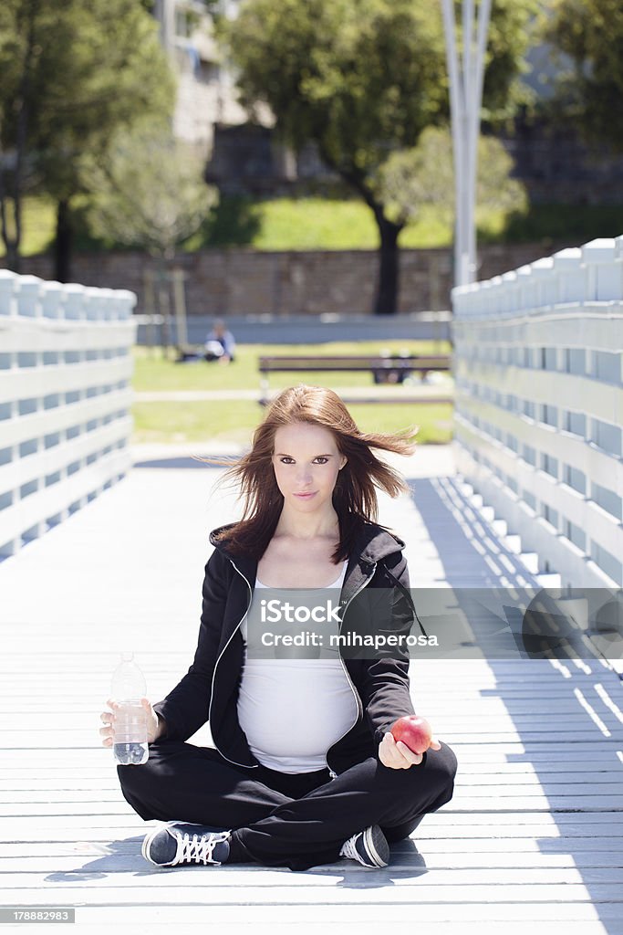 妊娠中の女性は健康飲料水 - 1人のロイヤリティフリーストックフォト