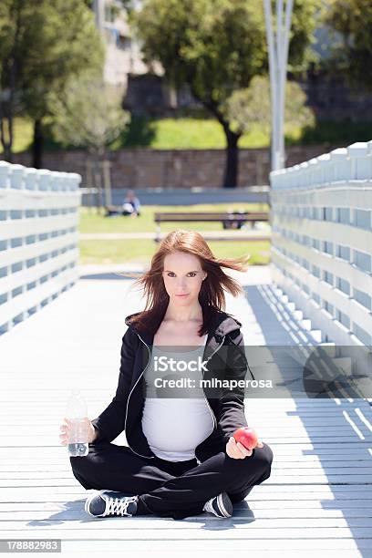 Saudável Mulher Grávida Beber Água - Fotografias de stock e mais imagens de Abdómen - Abdómen, Abdómen Humano, Adulto