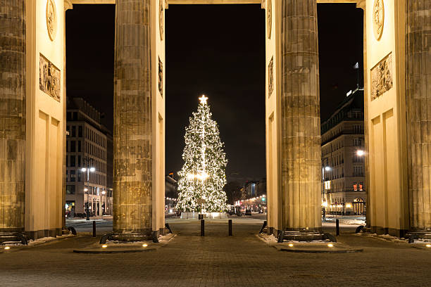 brandenburger tor e árvore de natal - winter city germany brandenburg imagens e fotografias de stock