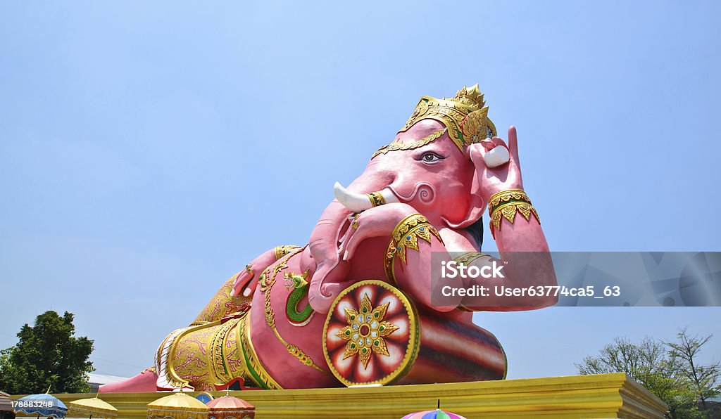Большой розовый Ганеша в отдыха представляют, Таиланд - Стоковые фото Азиатская культура роялти-фри
