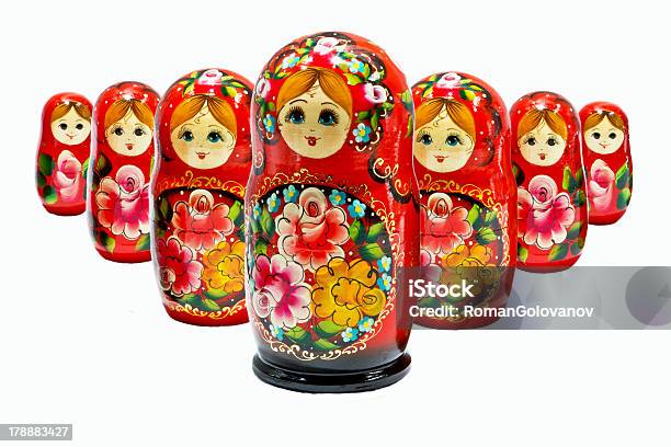 Bambole Russe Di Nidificazione - Fotografie stock e altre immagini di Bambola - Giocattolo - Bambola - Giocattolo, Colore descrittivo, Composizione orizzontale