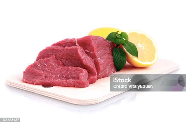 Schnitt Von Rindfleisch Steak Mit Zitronenscheibe Stockfoto und mehr Bilder von Block - Form - Block - Form, Filetiert, Fleisch