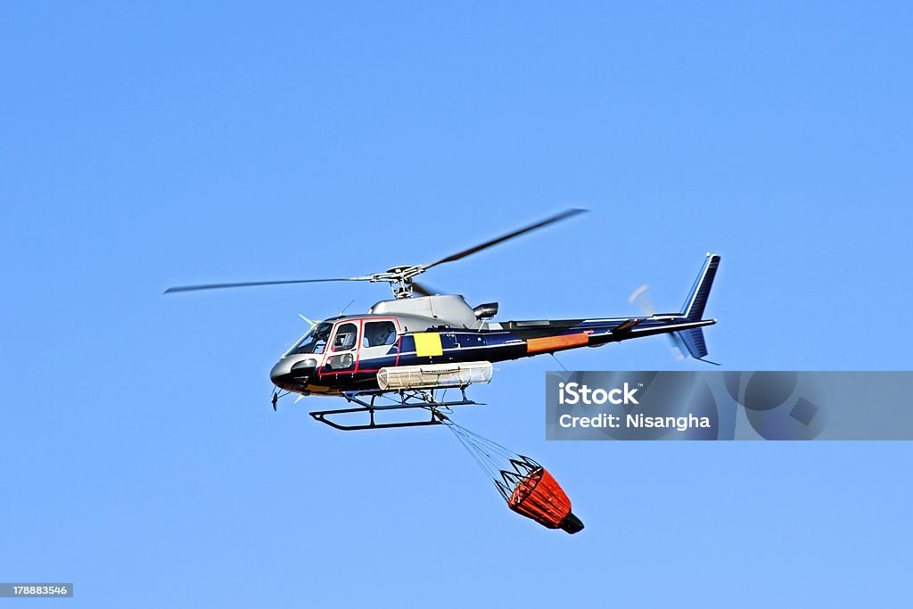 Fire fighter helicóptero con waterbag - Foto de stock de Accidentes y desastres libre de derechos