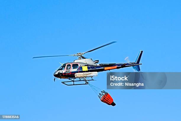 Fire Fighter Helicóptero Con Waterbag Foto de stock y más banco de imágenes de Accidentes y desastres - Accidentes y desastres, Actividad, Amarillo - Color