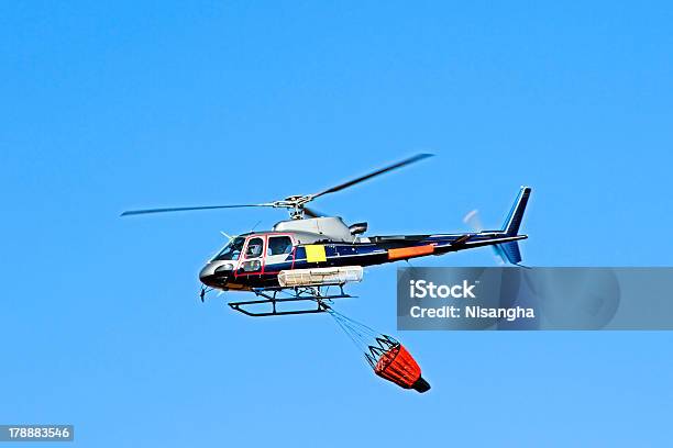 Foto de Fogo Lutador De Helicóptero Com Waterbag e mais fotos de stock de Acidentes e desastres - Acidentes e desastres, Amarelo, Assistência