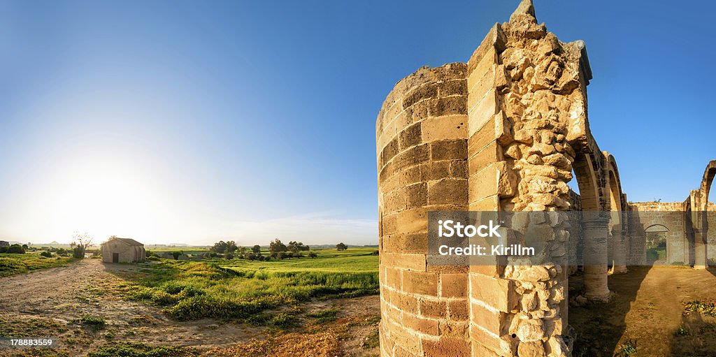 Ruiny Agios Sozomenos temple. Panoramiczne zdjęcie. - Zbiór zdjęć royalty-free (Aranżować)