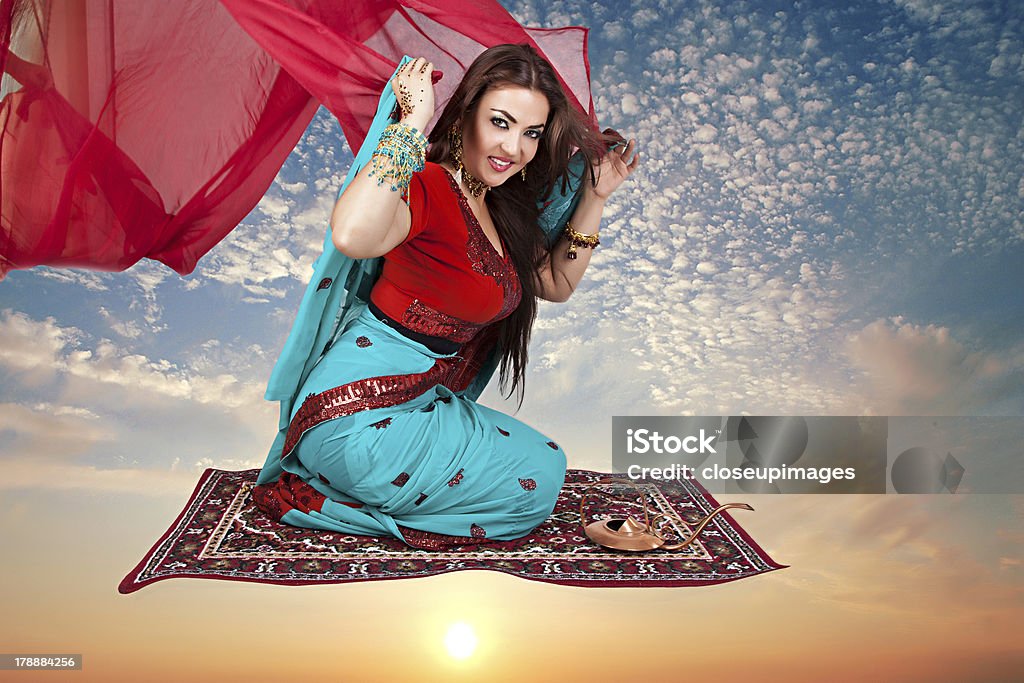 Indyjski kobieta siedzi na Latający dywan - Zbiór zdjęć royalty-free (20-24 lata)