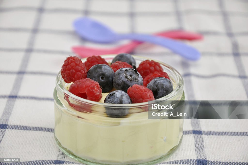 Vanille Pudding mit frischen Beeren - Lizenzfrei Amerikanische Heidelbeere Stock-Foto