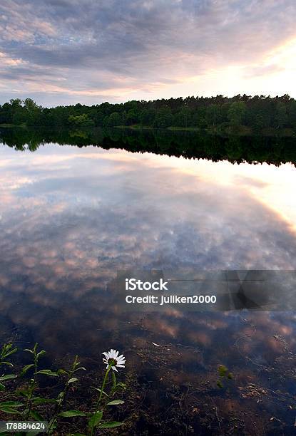 Spokojne Jezioro Na Wschód Słońca - zdjęcia stockowe i więcej obrazów Bez ludzi - Bez ludzi, Chmura, Fotografika