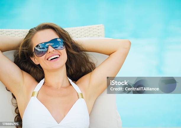 Retrato De Mulher Jovem Sorridente Na Sunbed Poedeiras - Fotografias de stock e mais imagens de Adulto