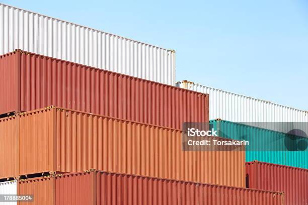 Container Versand Stockfoto und mehr Bilder von Ausrüstung und Geräte - Ausrüstung und Geräte, Behälter, Beladen