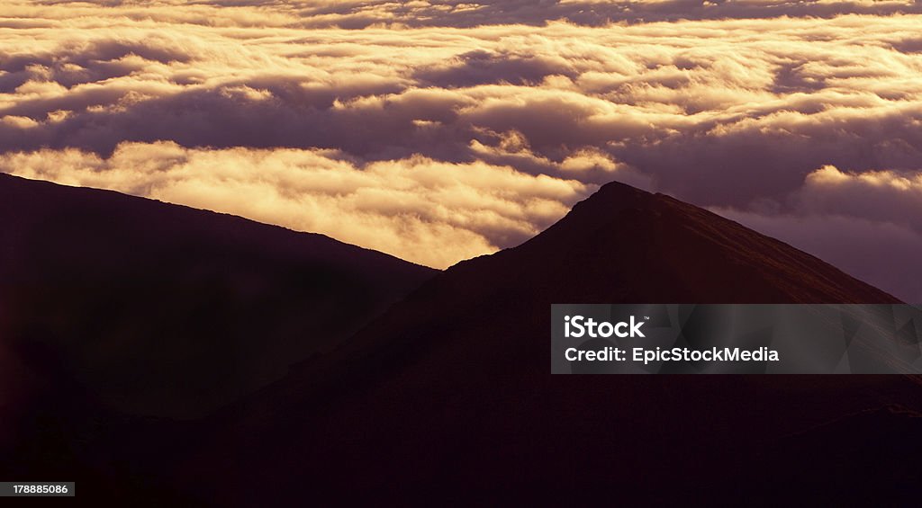 Topo da montanha acima de nuvens - Royalty-free Alpes Europeus Foto de stock