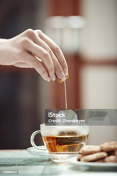 Tee Vorbereitung Stockfoto und mehr Bilder von Teebeutel - Teebeutel, Frauen, Eine Frau allein