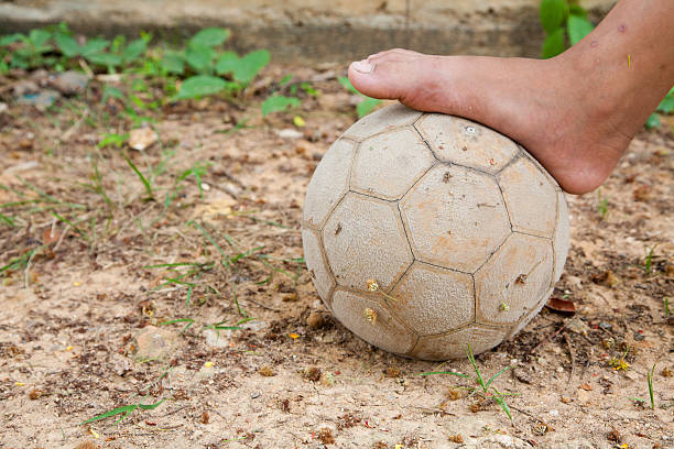 Ancien ballon et enfants pied au rez-de-chaussée - Photo