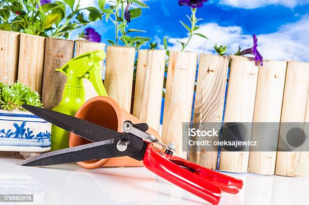 Leichte Garden Komposition Mit Gartengerät Stockfoto und mehr Bilder von Arbeit und Beschäftigung - Arbeit und Beschäftigung, Ausrüstung und Geräte, Baum