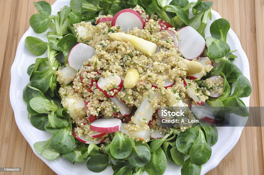 Orgánicos vegana quinua una ensalada con rojo y espárragos, rábano - Foto de stock de Alimento libre de derechos
