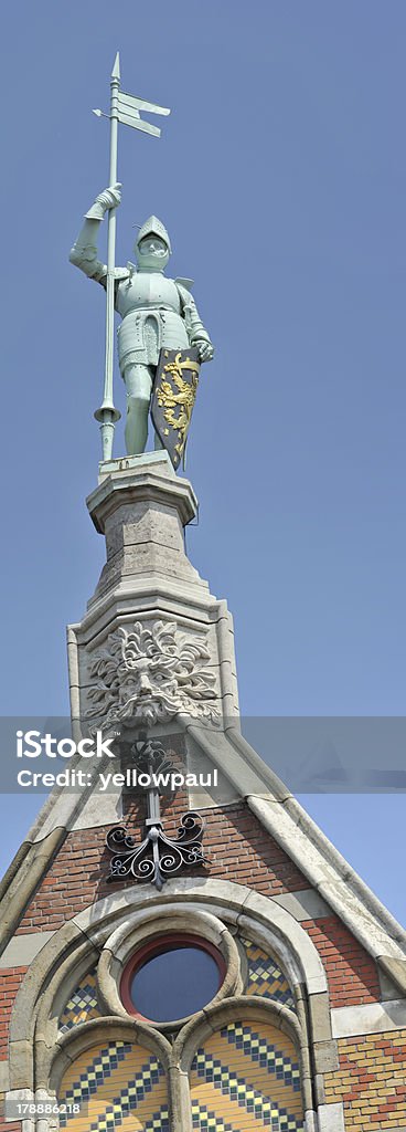 Chevalier en armure sur bâtiment historique - Photo de Acier libre de droits