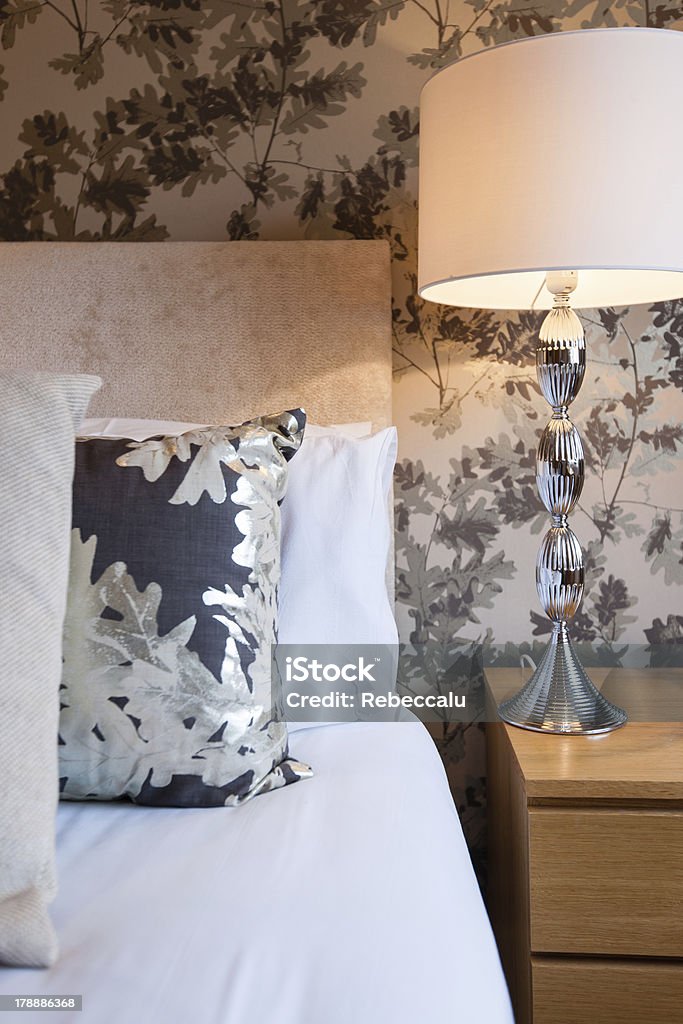 Moderne Schlafzimmer mit Blumendekoration - Lizenzfrei Architektonisches Detail Stock-Foto