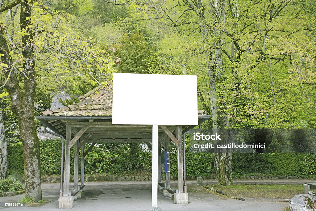 Cartelera en un parque público - Foto de stock de Aire libre libre de derechos