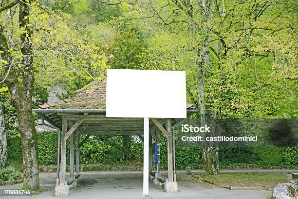Foto de Billboard Em Um Parque Público e mais fotos de stock de Abrigo - Abrigo, Armação de Construção, Arranjar