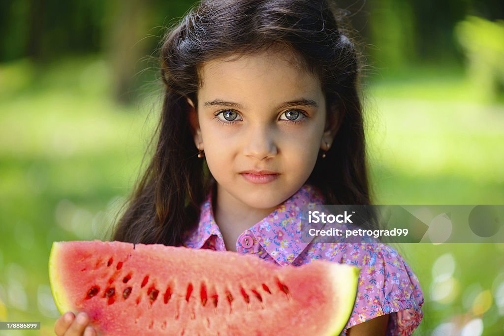 Urocza dziewczynka jedzenie arbuza latynos - Zbiór zdjęć royalty-free (Arbuz)