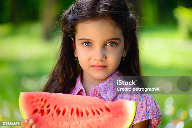 Urocza Dziewczynka Jedzenie Arbuza Latynos - zdjęcia stockowe i więcej obrazów Arbuz - Arbuz, Codzienne ubranie, Czerwony