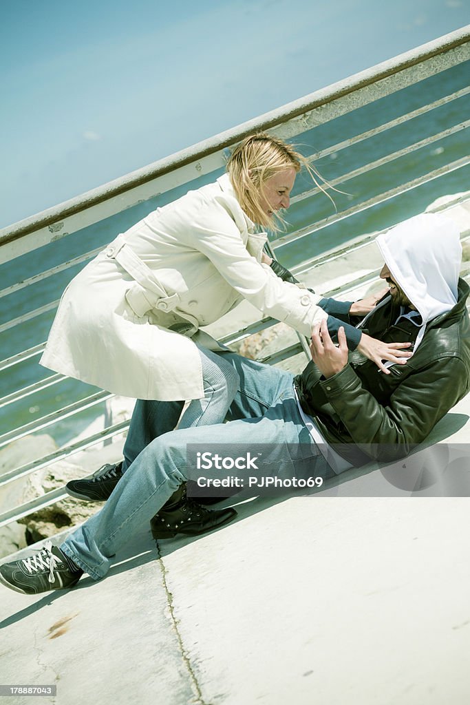 Женщина защищать себя от нападавшим - Стоковые фото Girl power - английское выражение роялти-фри
