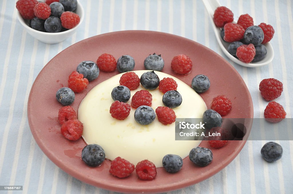 Vanille Pudding mit frischen Beeren - Lizenzfrei Amerikanische Heidelbeere Stock-Foto