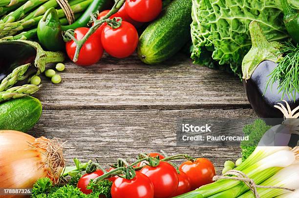 Lato Rama Ze Świeżych Organicznych Warzyw - zdjęcia stockowe i więcej obrazów Bakłażan - Bakłażan, Bliskie zbliżenie, Cebula