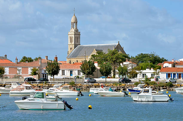 port et l'église saint-gilles-croix-de-vie - vendee photos et images de collection
