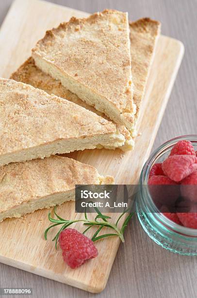 Galleta De Manteca Tarta De Frambuesas Foto de stock y más banco de imágenes de Al horno - Al horno, Alcorza, Alimento