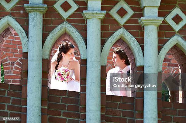 幸せな新郎新婦のレンガの壁一面の窓 - 2人のストックフォトや画像を多数ご用意 - 2人, カップル, クローズアップ