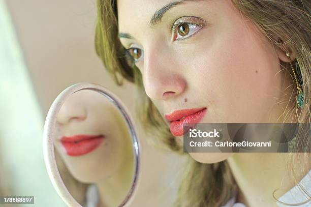Foto de Batom Vermelho Olhando No Espelho e mais fotos de stock de Amor - Amor, Autoconfiança, Batom