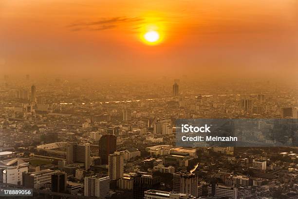 Foto de Vista Para O Horizonte De Bangkok Do Pôrdosol e mais fotos de stock de Arquitetura - Arquitetura, Arranha-céu, Bangkok