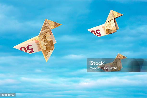 수거통 참고 종이 새 Flying Blue Sky 어웨이와 세금에 대한 스톡 사진 및 기타 이미지 - 세금, 일상에서 탈출, 종이접기