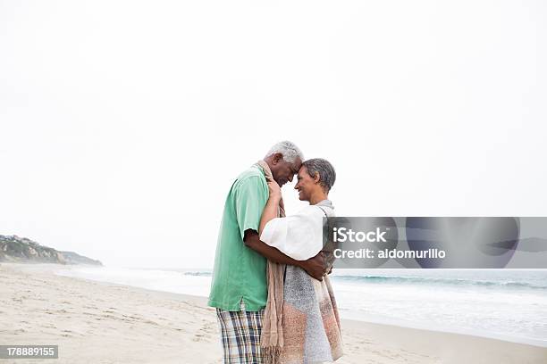 Senior Coppia In Amore Godendo La Spiaggia - Fotografie stock e altre immagini di Abbracciare una persona - Abbracciare una persona, Adulto, Adulto in età matura