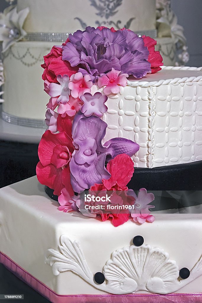 ウェディングケーキの特別 decorated.Detail - お祝いのロイヤリティフリーストックフォト