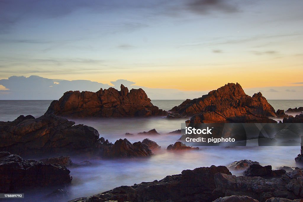 Onda di acqua su rocce al tramonto - Foto stock royalty-free di Acqua