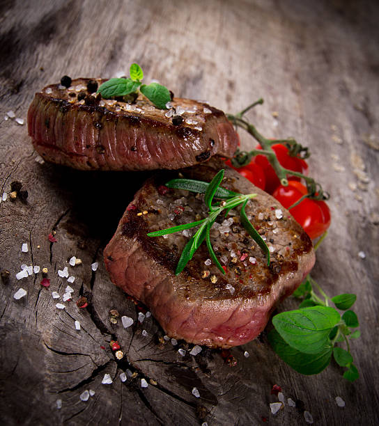 блюда из говядины - steak filet mignon beef tenderloin стоковые фото и изображения
