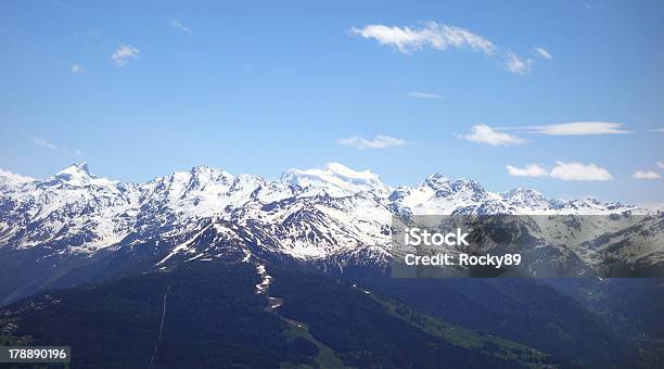 Magnifica Catena Montuosa In Svizzera - Fotografie stock e altre immagini di Alpi - Alpi, Alpi svizzere, Alpinismo