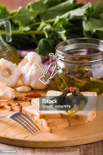 Pane A Fette Con Cime Di Rapa Sotto Olio - Fotografie stock e altre immagini di A quadri - A quadri, Aglio - Alliacee, Alimentazione sana