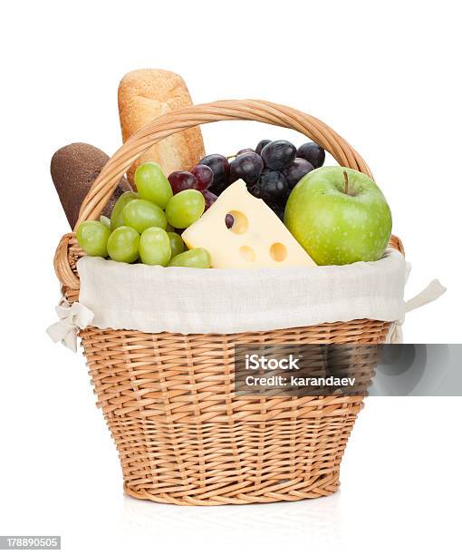 Cestino Da Picnic Con Pane E Frutta - Fotografie stock e altre immagini di Bianco - Bianco, Cesta regalo, Cestino