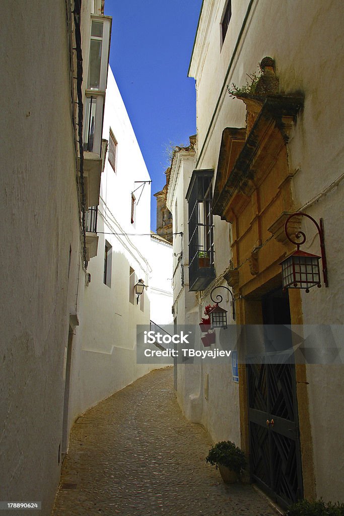 Узкая улица в Arcos-де-ла-Фронтера (Испания) - Стоковые фото Испанская деревня роялти-фри