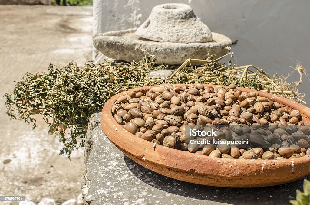 Frutti di Argan in una donna Cooperative, Essaouira - Foto stock royalty-free di Albero di argan