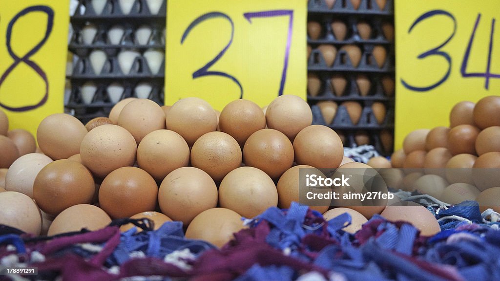 фон свежих яиц для продажи на рынке - Стоковые фото Без людей роялти-фри