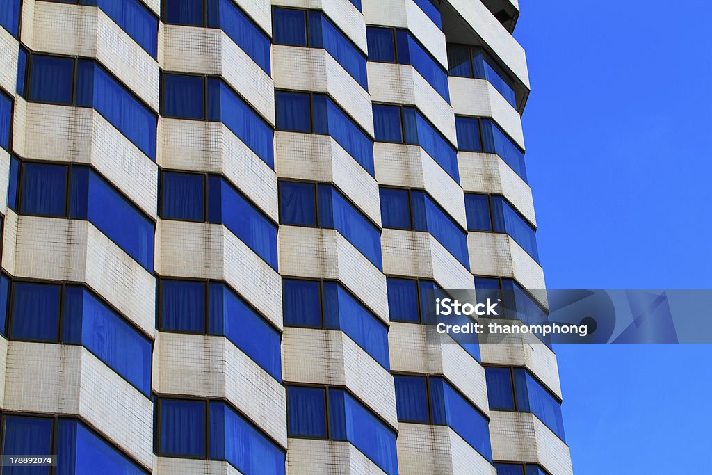 Fachada del hotel con edificio de lujo moderna arquitectura - Foto de stock de Alto - Descripción física libre de derechos