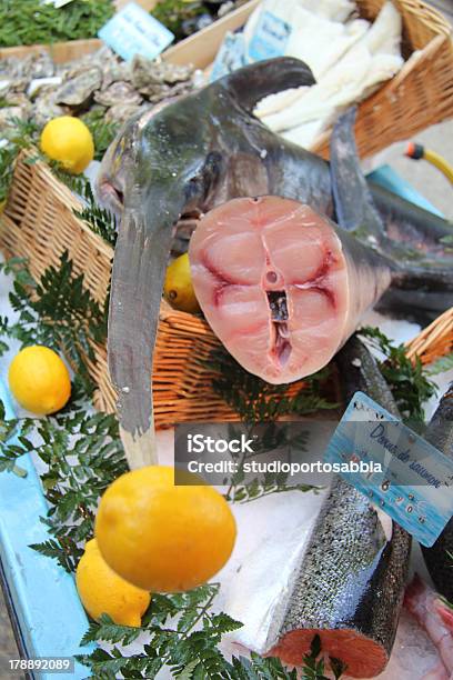 Frischer Fisch Auf Einem Markt In Frankreich Stockfoto und mehr Bilder von Abnehmen - Abnehmen, Einkaufen, Einzelhandel - Konsum